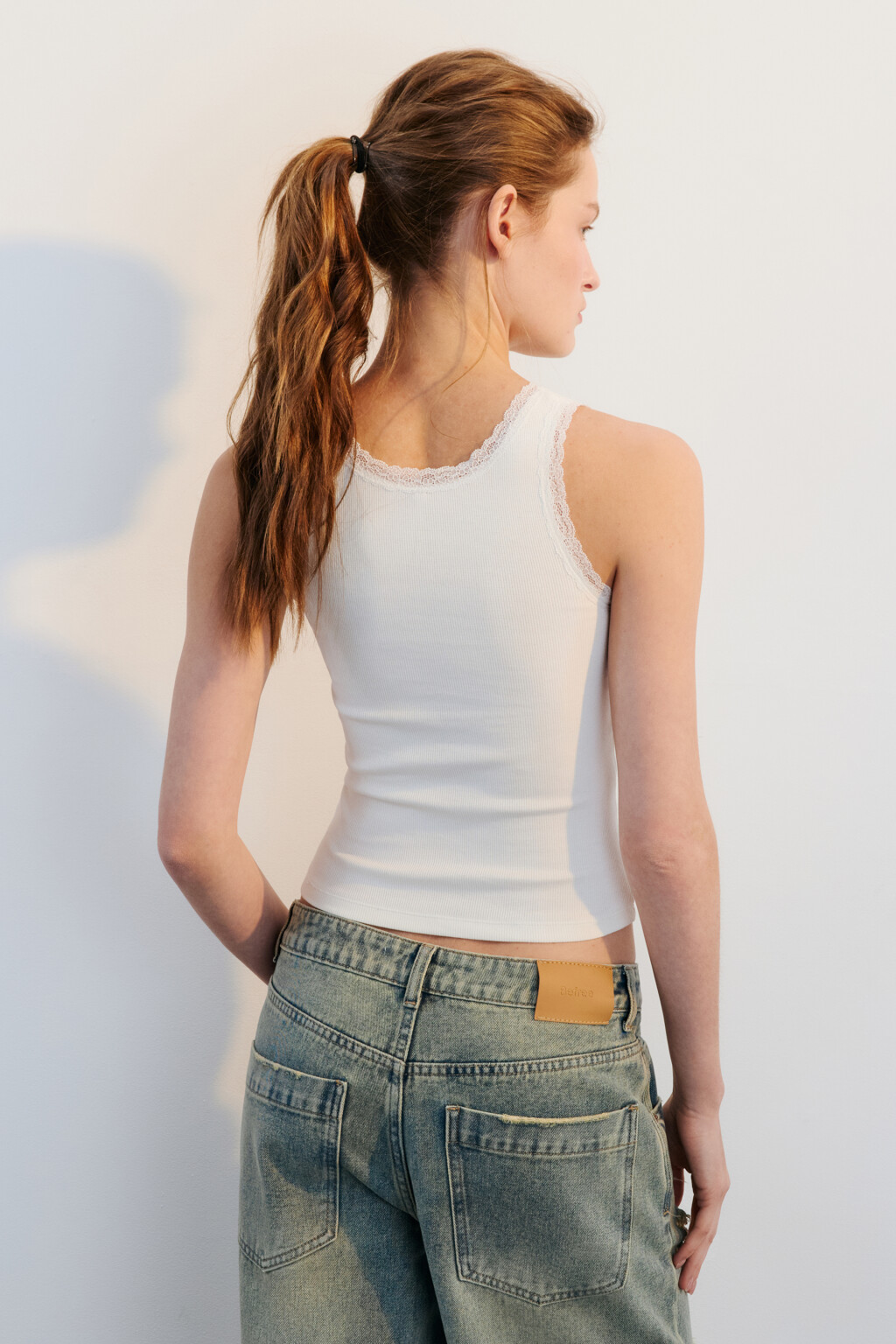 Майка в рубчик с кружевом - цвет белый - 2