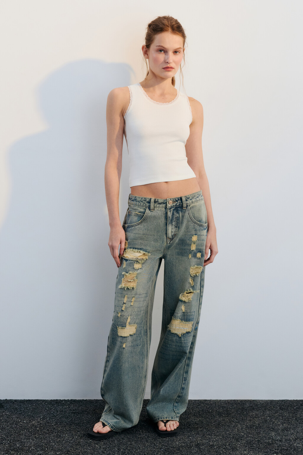 Майка в рубчик с кружевом - цвет белый - 5