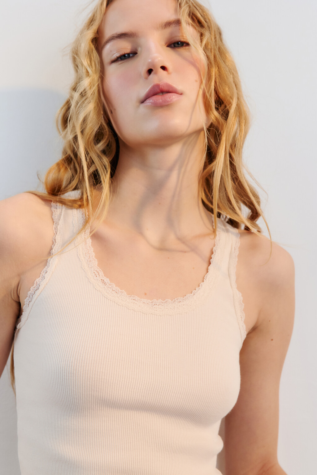 Майка в рубчик с кружевом - цвет бежевый - 2
