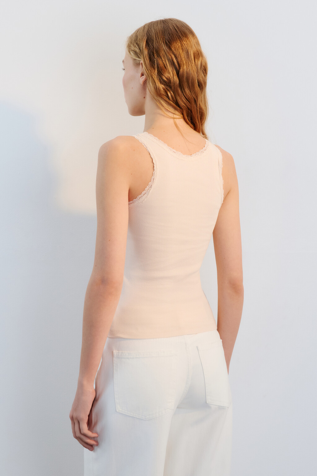 Майка в рубчик с кружевом - цвет бежевый - 4