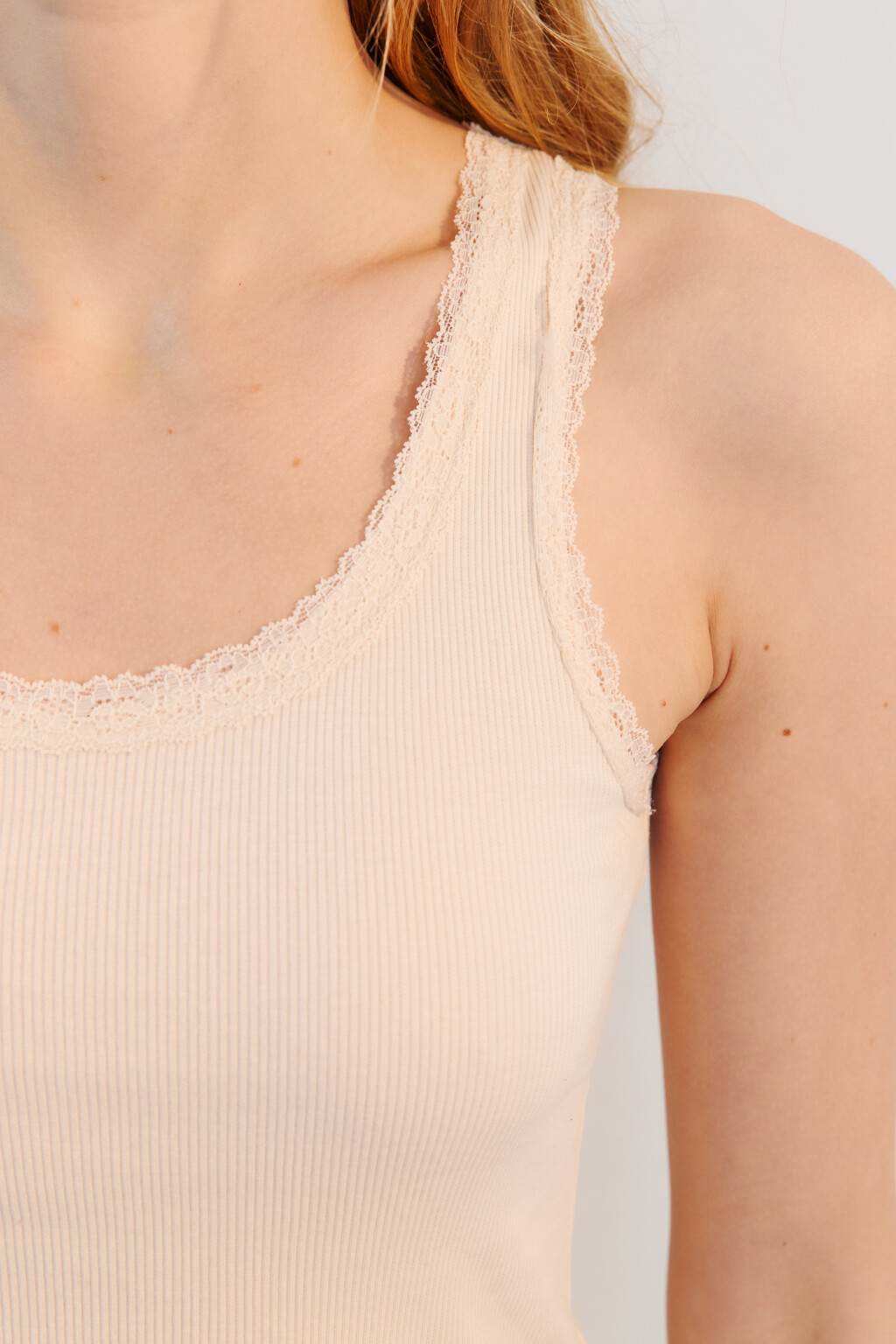Майка в рубчик с кружевом - цвет бежевый - 6