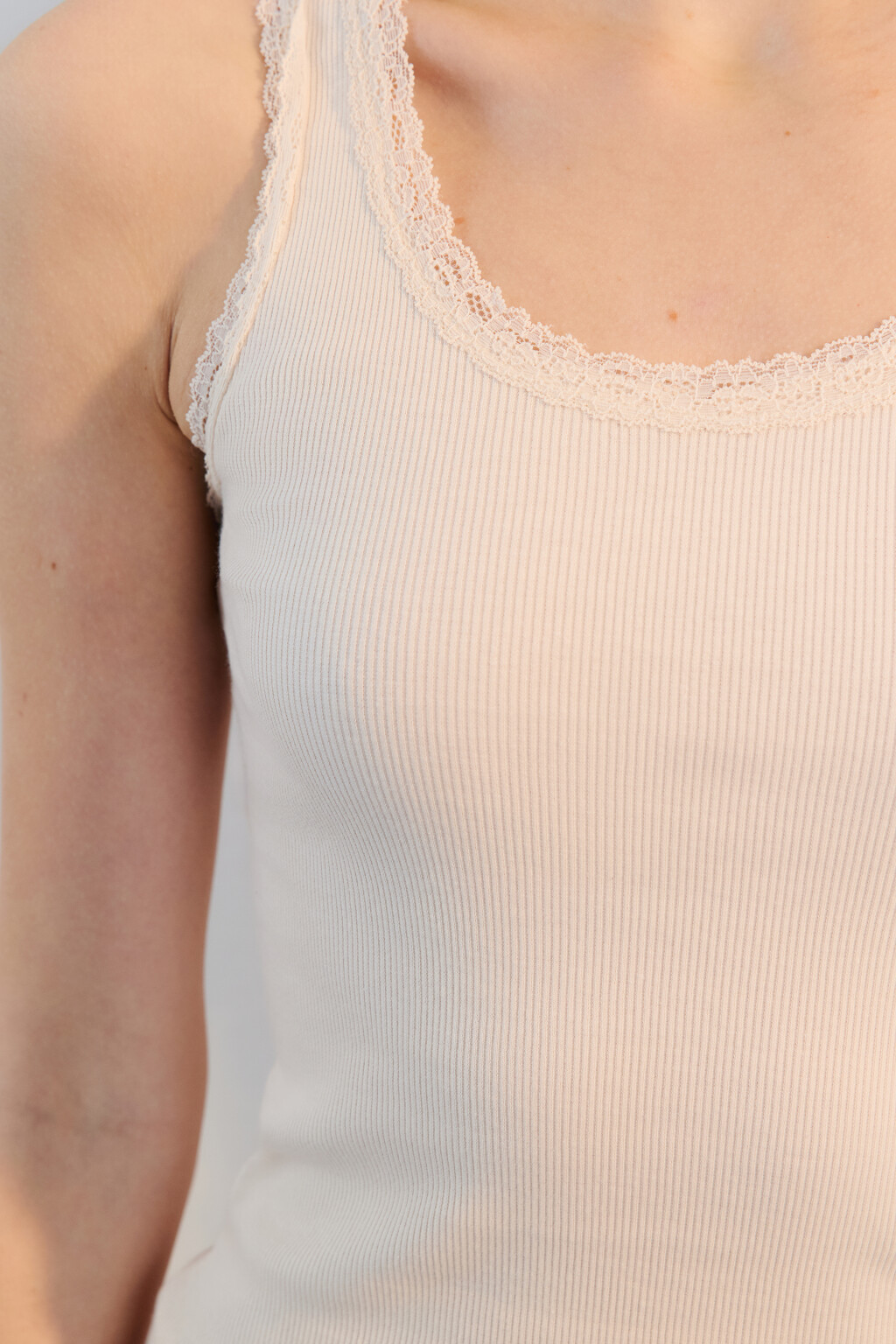 Майка в рубчик с кружевом - цвет бежевый - 7