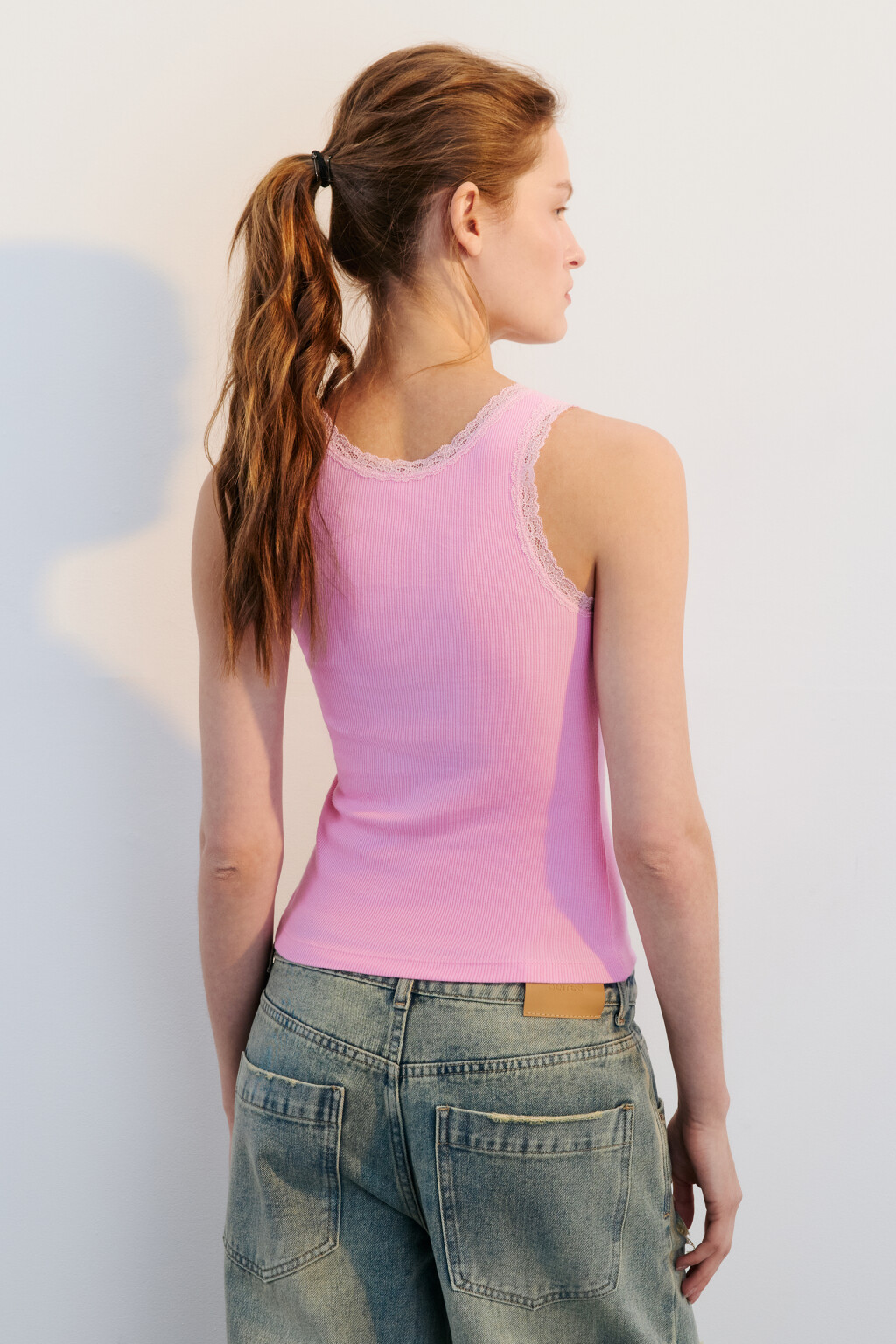 Майка в рубчик с кружевом - цвет розовый - 2