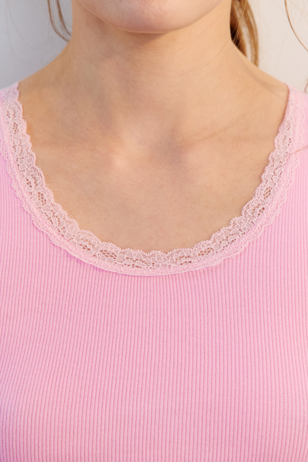 Майка в рубчик с кружевом - цвет розовый - 3