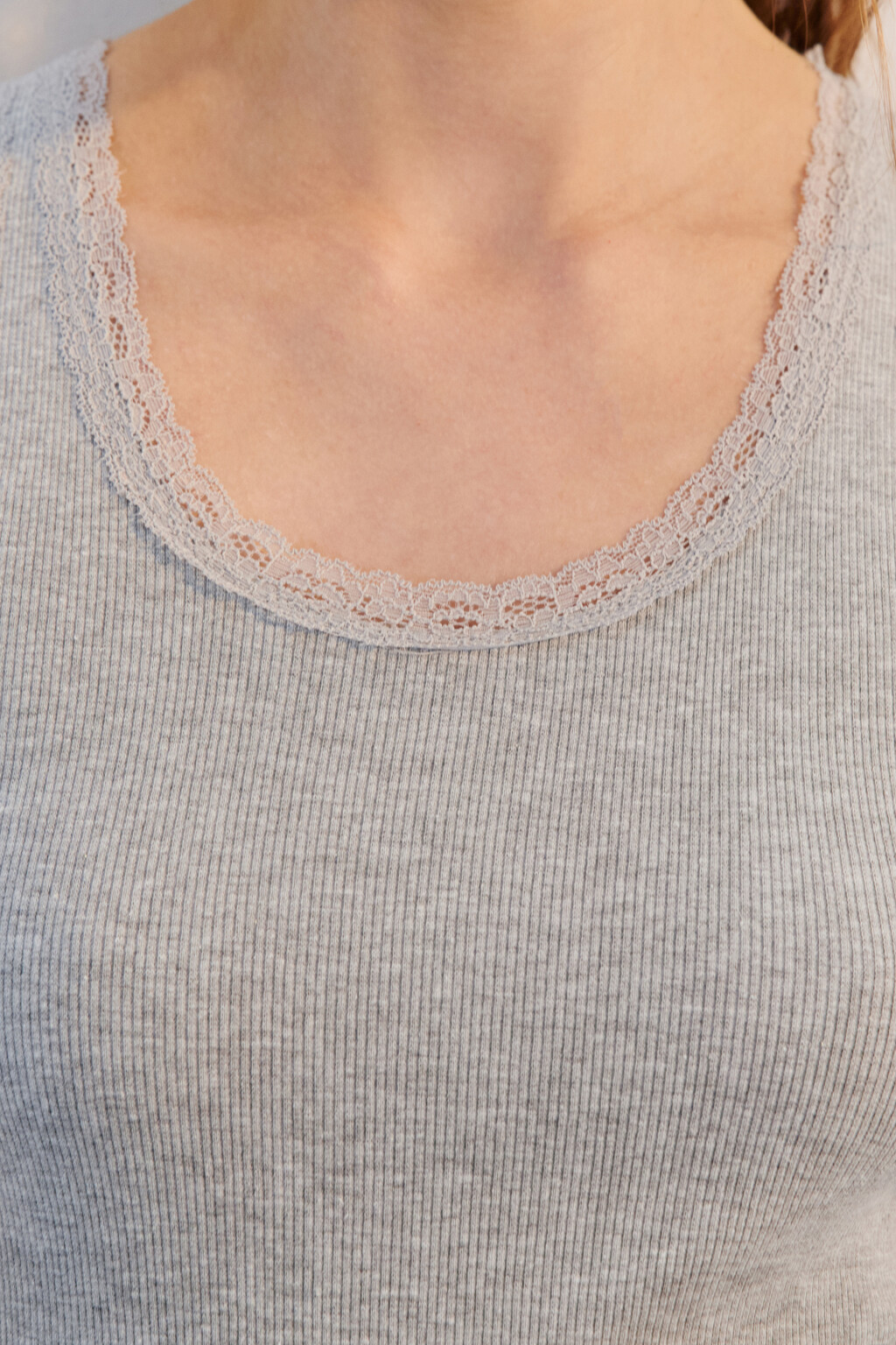 Майка в рубчик с кружевом - цвет серый - 3