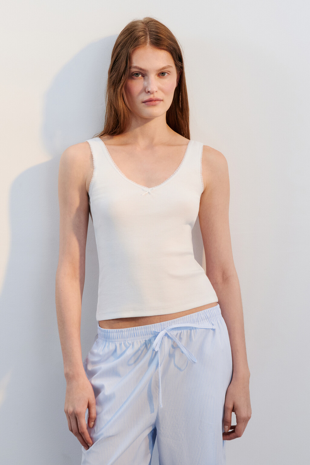 Майка в рубчик с кружевом и бантиком - цвет белый - 2