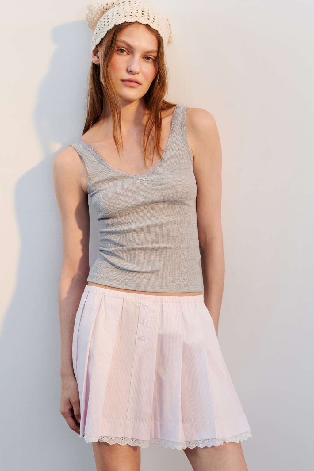 Майка в рубчик с кружевом и бантиком - цвет серый - 1