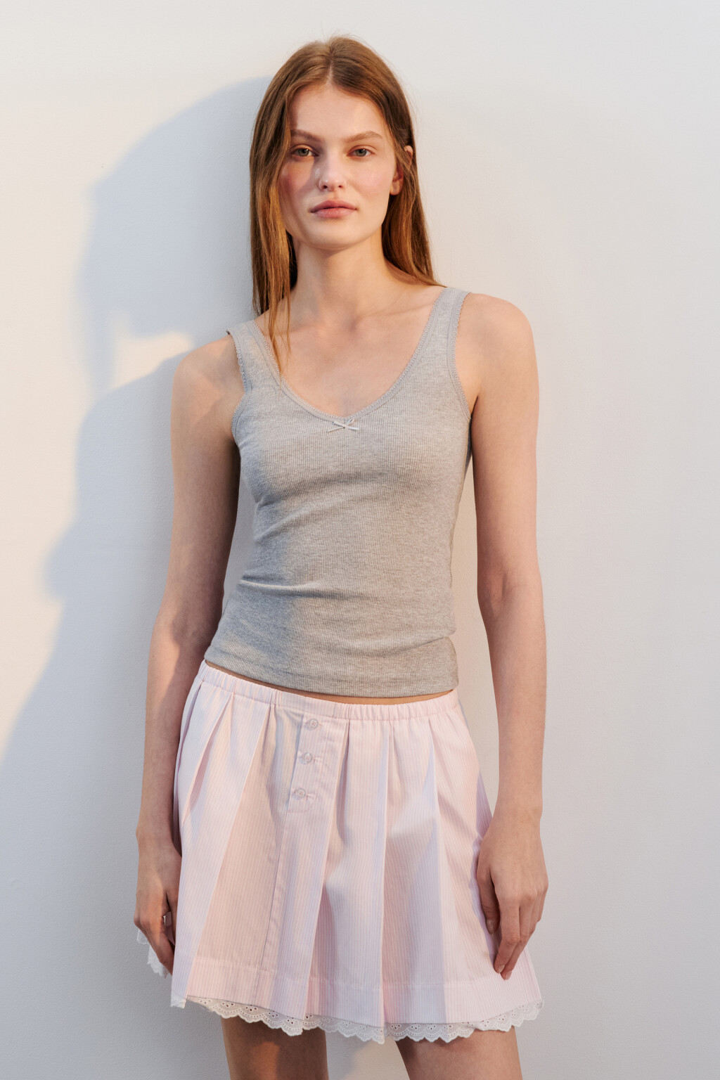 Майка в рубчик с кружевом и бантиком - цвет серый - 2