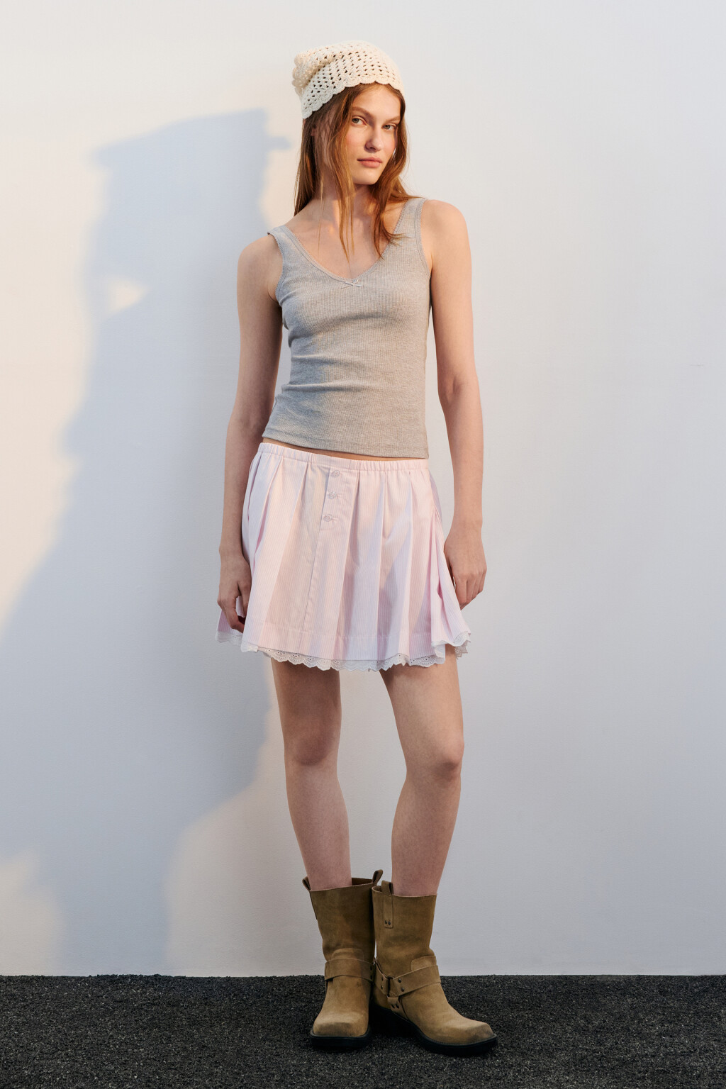 Майка в рубчик с кружевом и бантиком - цвет серый - 4