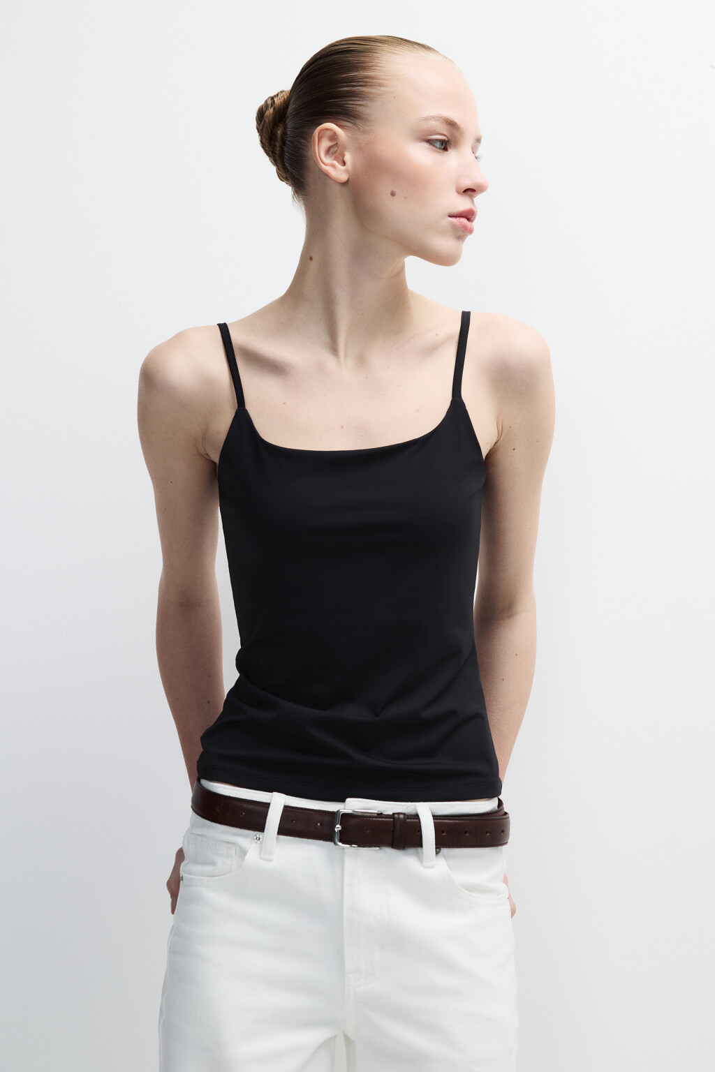 Майка гладкая на тонких бретельках - цвет черный - 2