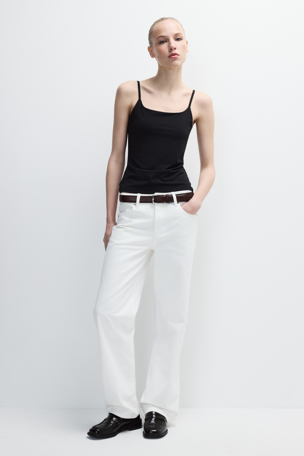 Майка гладкая на тонких бретельках - цвет черный - 4