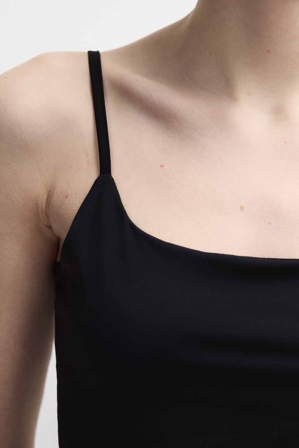 Майка гладкая на тонких бретельках - цвет черный - 5