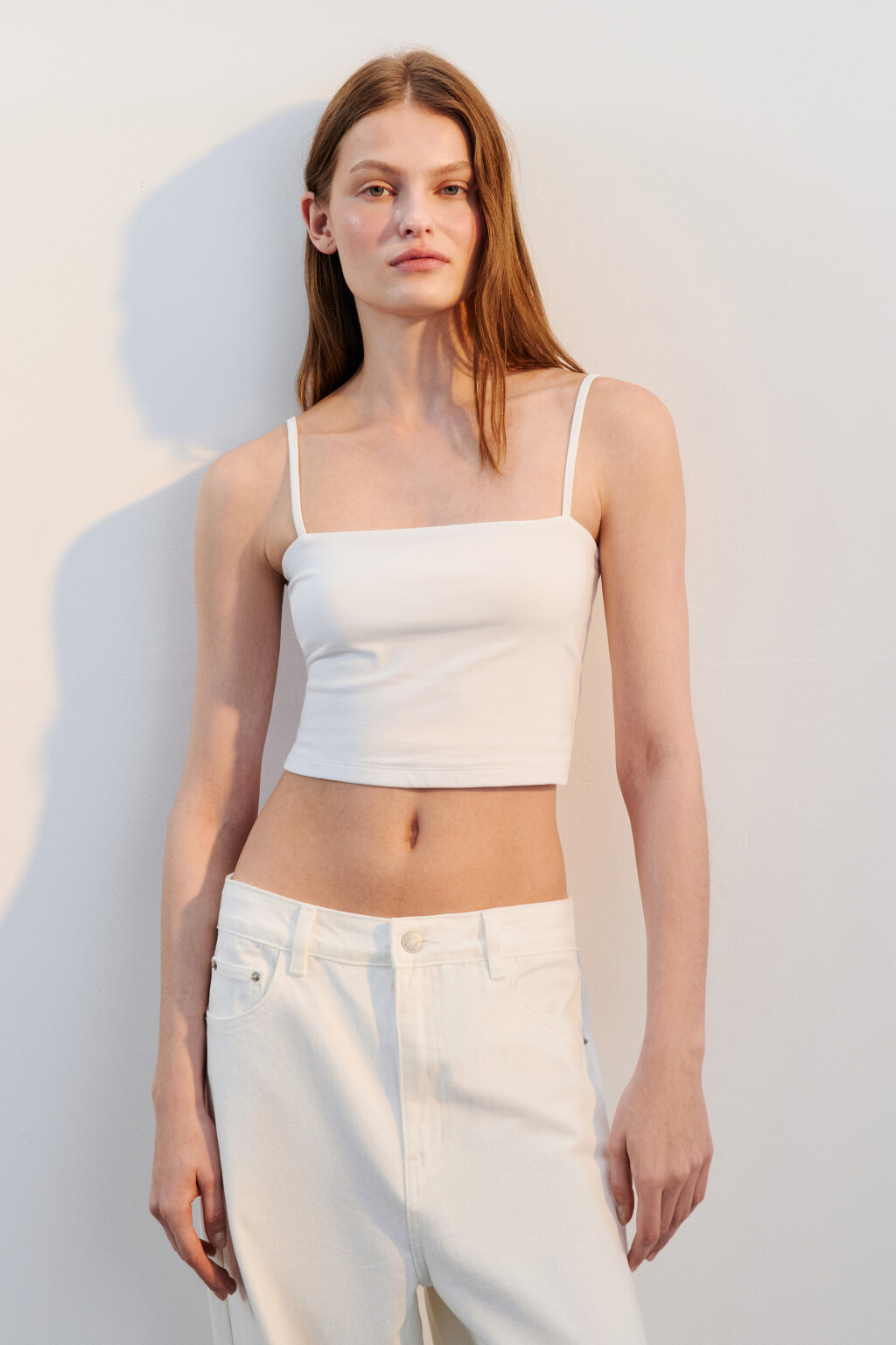 Топ-бандо на тонких бретельках - цвет белый - 2