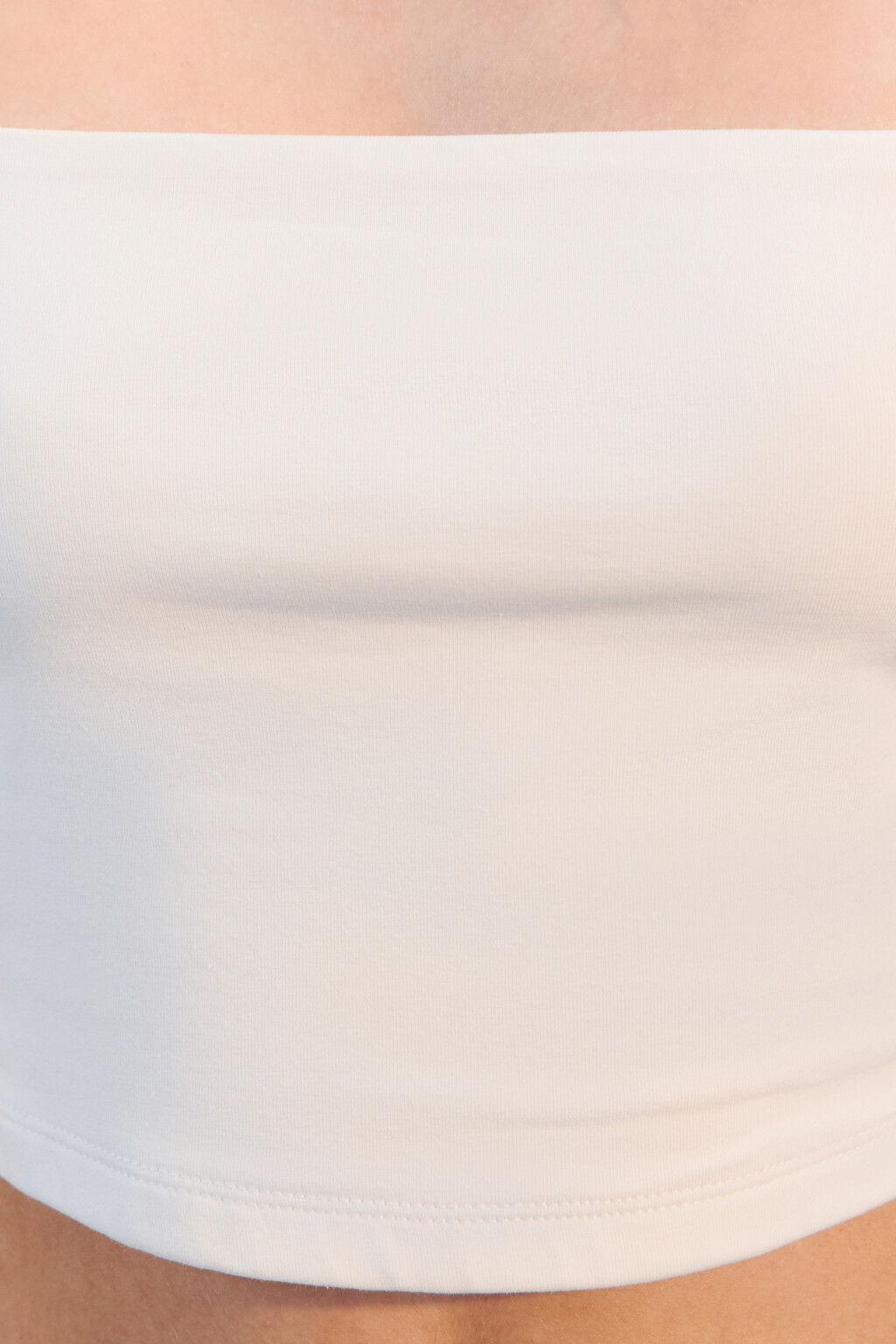 Топ-бандо на тонких бретельках - цвет белый - 6