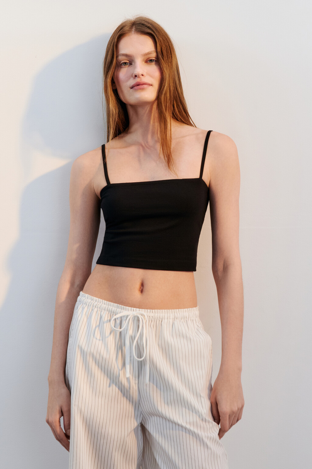 Топ-бандо на тонких бретельках - цвет черный - 2