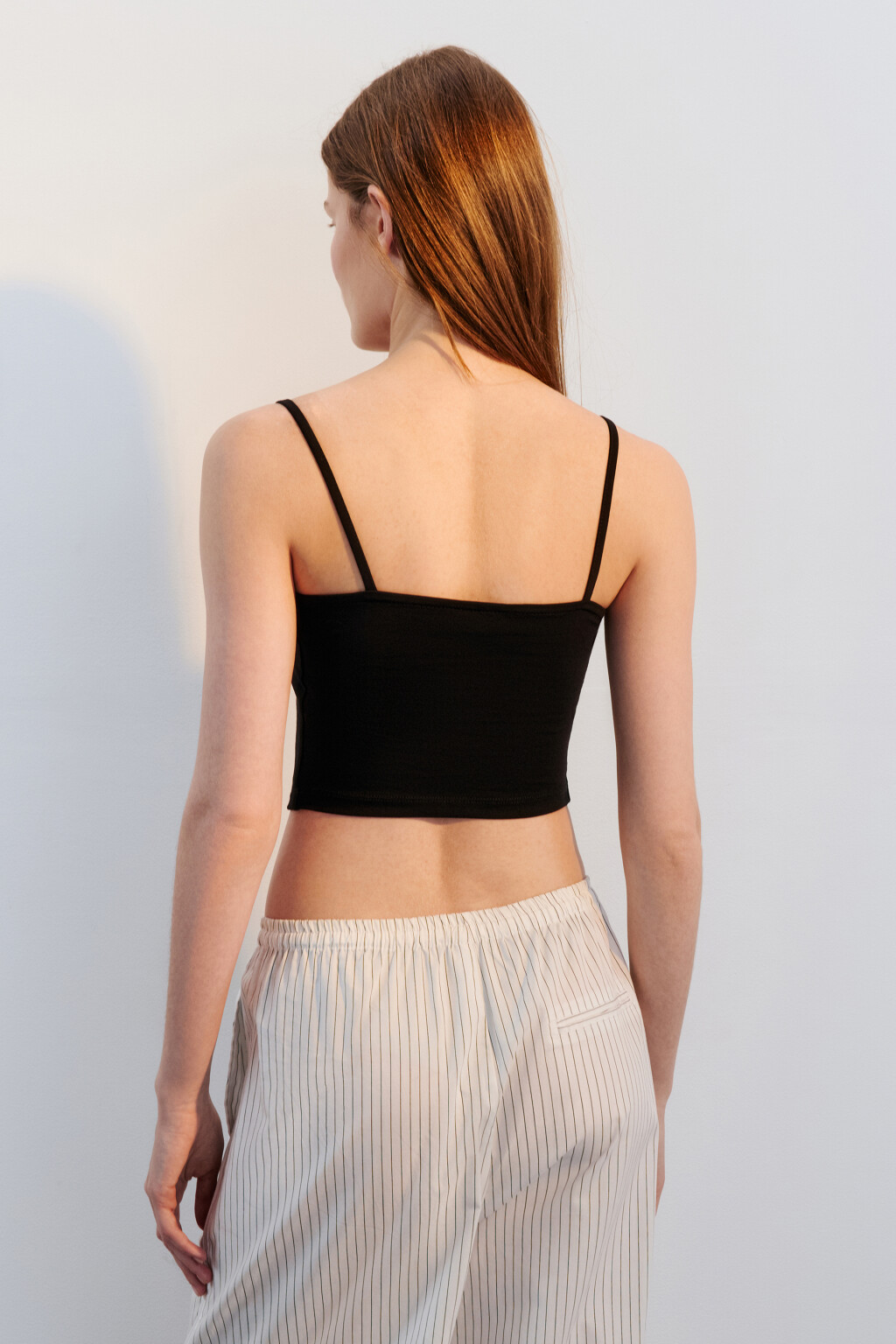 Топ-бандо на тонких бретельках - цвет черный - 3