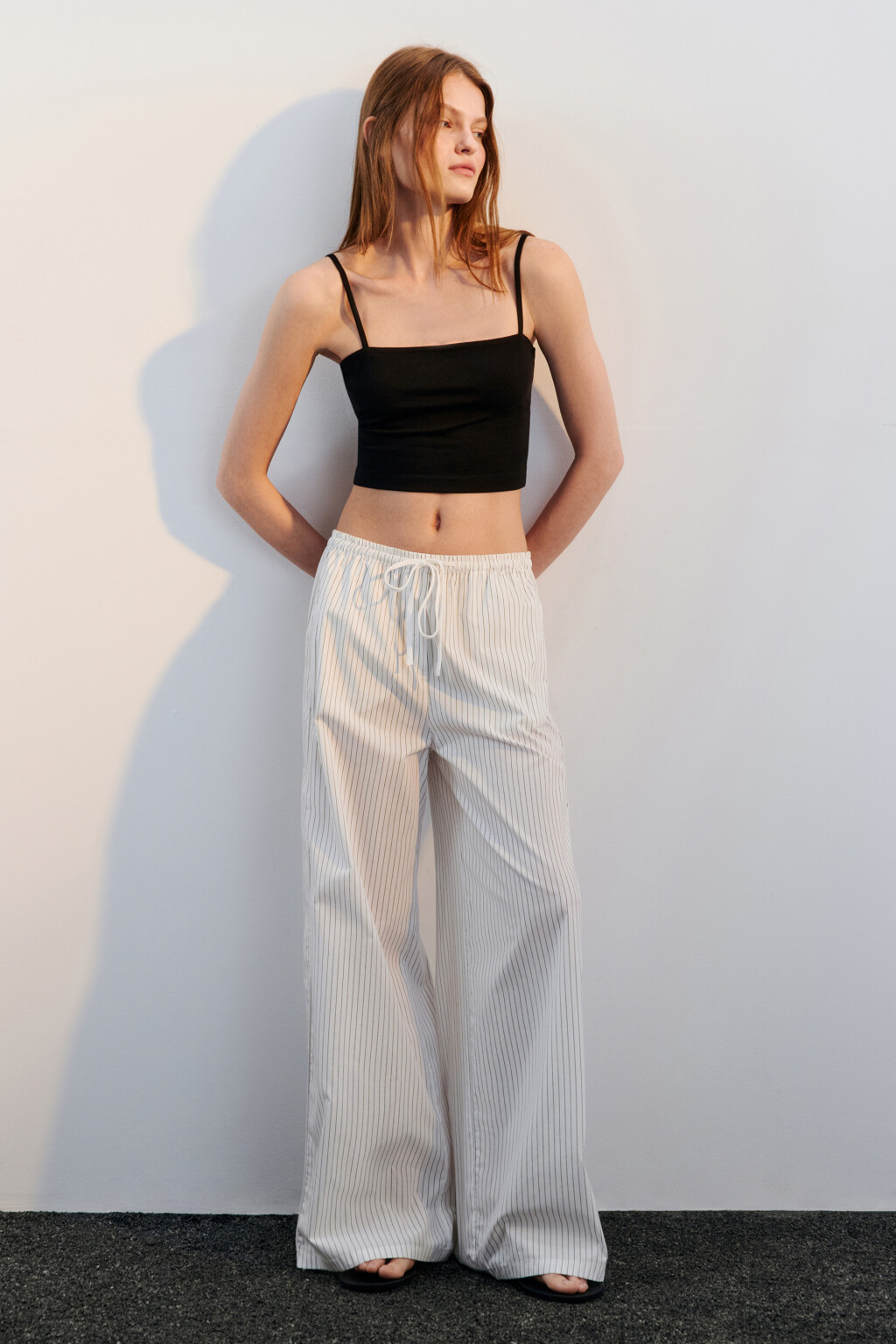 Топ-бандо на тонких бретельках - цвет черный - 4