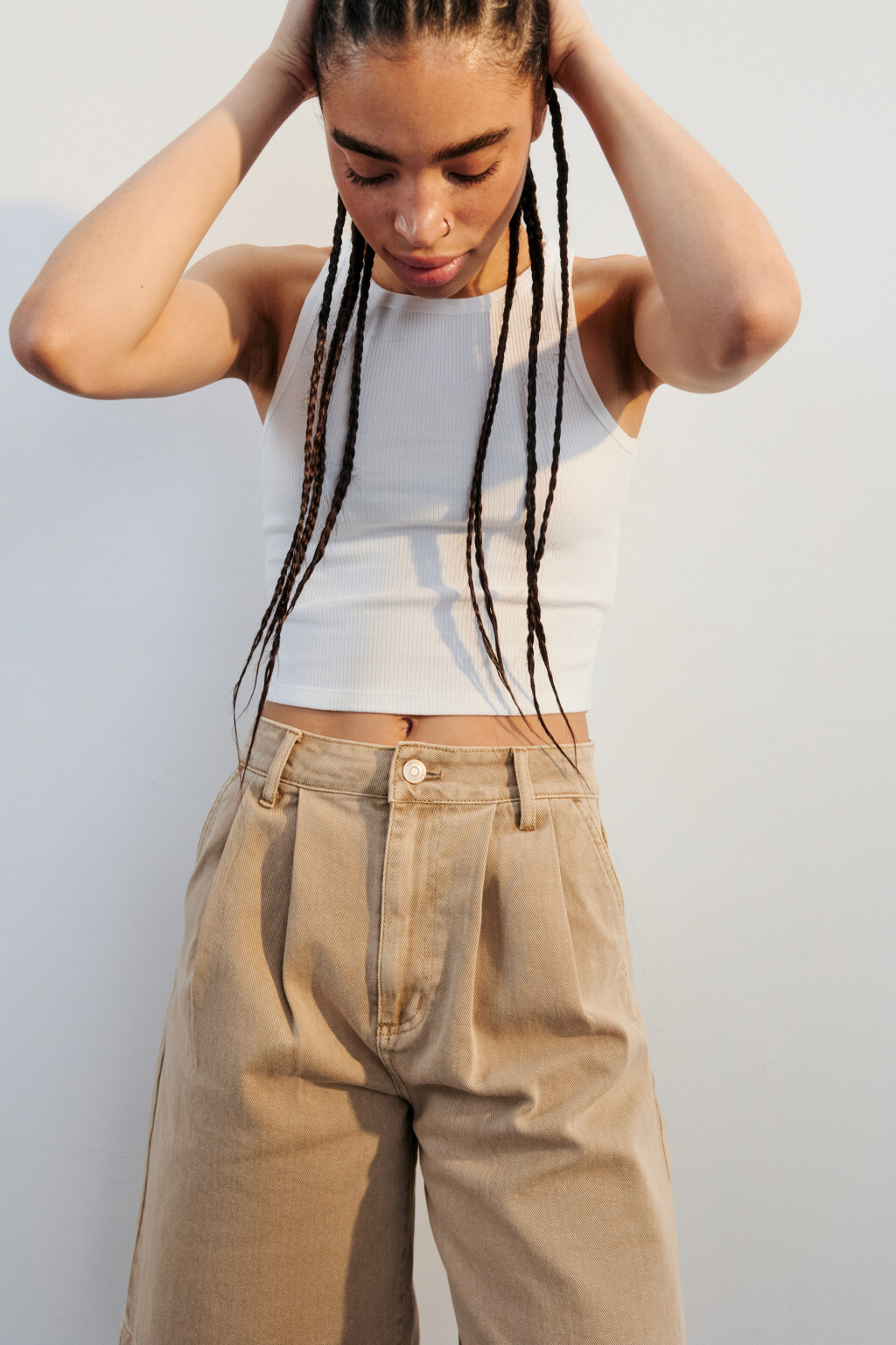 Майка-топ в рубчик на узких бретелях - цвет белый - 1