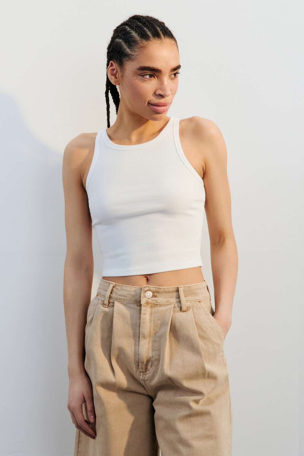 Майка-топ в рубчик на узких бретелях - цвет белый - 3