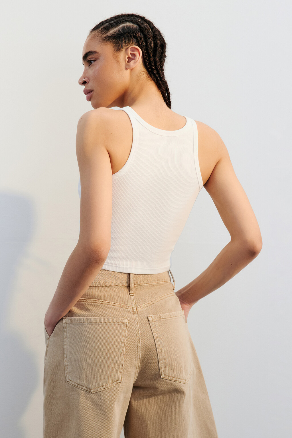 Майка-топ в рубчик на узких бретелях - цвет белый - 4