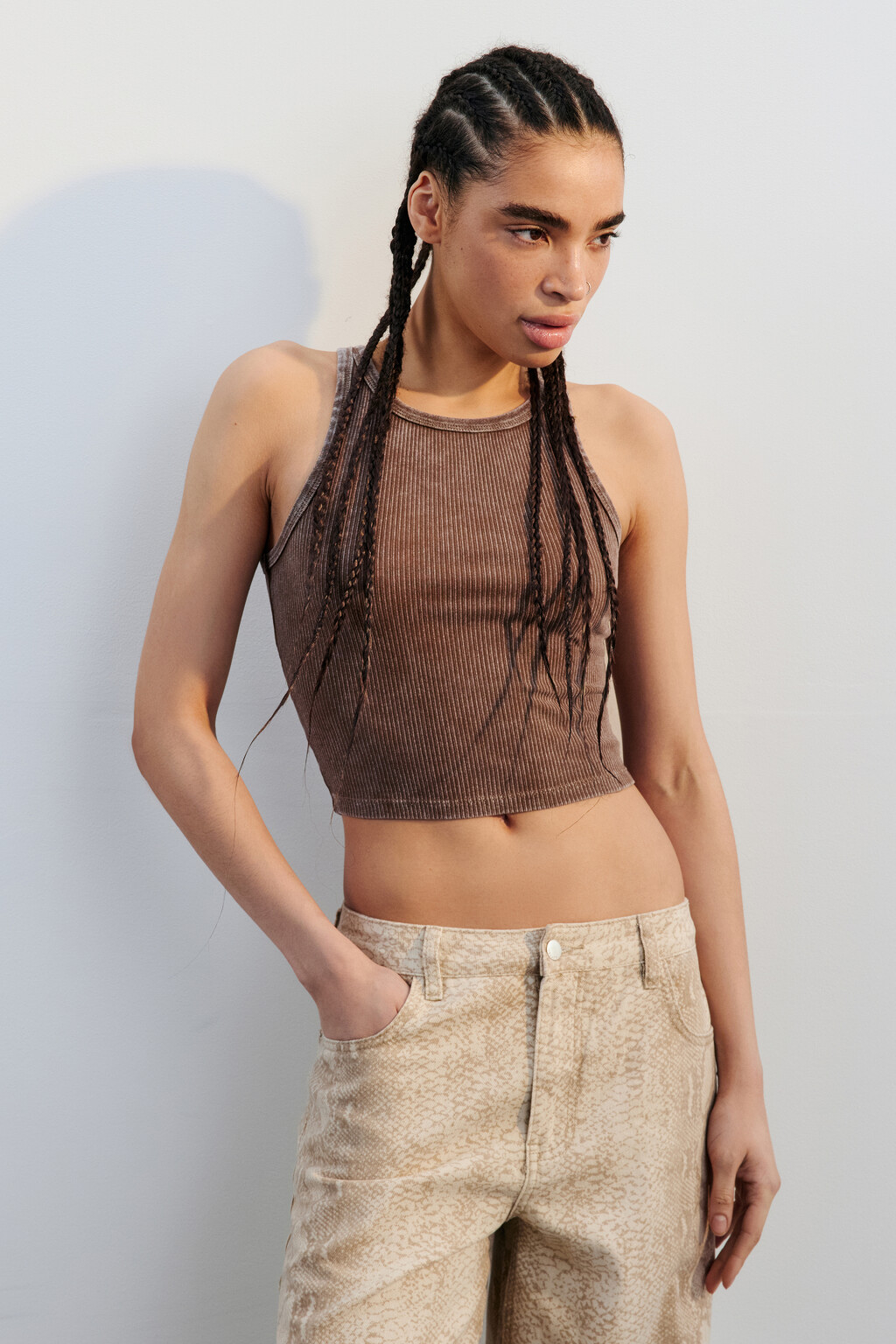 Майка-топ в рубчик на узких бретелях - цвет коричневый - 2