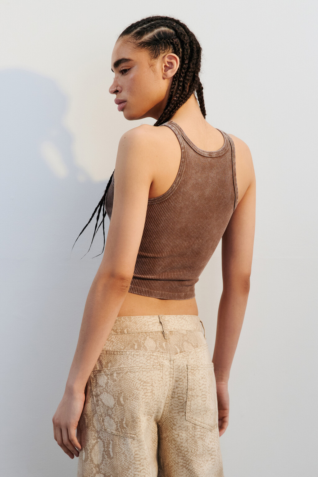 Майка-топ в рубчик на узких бретелях - цвет коричневый - 3
