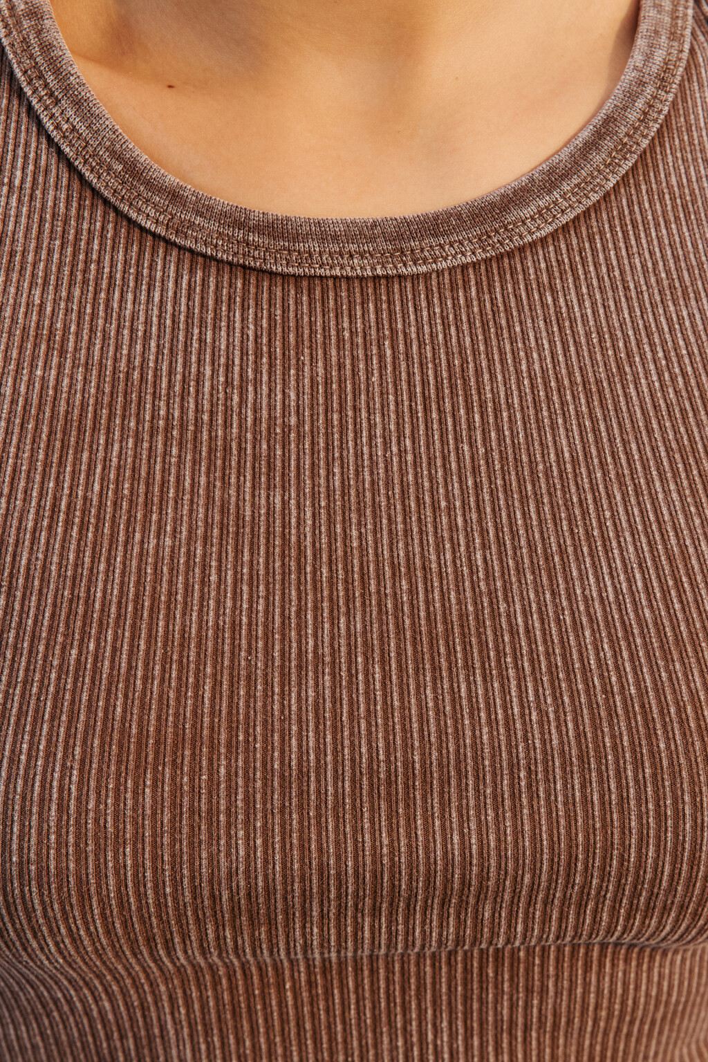Майка-топ в рубчик на узких бретелях - цвет коричневый - 5