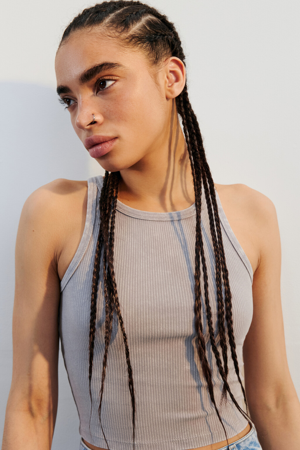 Майка-топ в рубчик на узких бретелях - цвет серый - 1