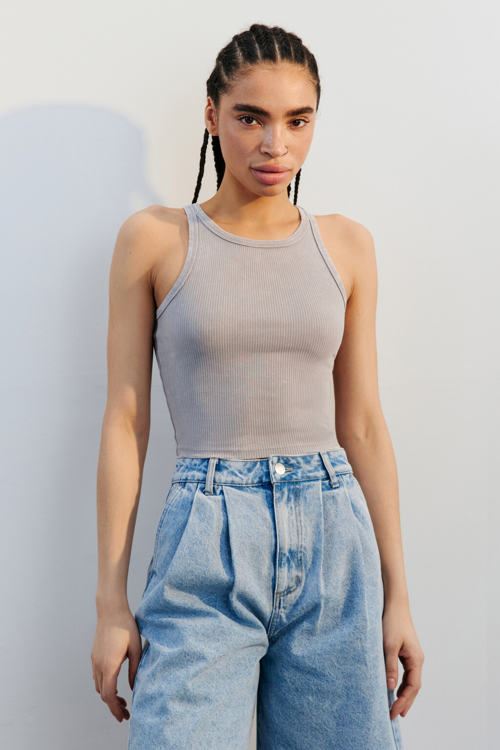 Майка-топ в рубчик на узких бретелях - цвет серый - 2