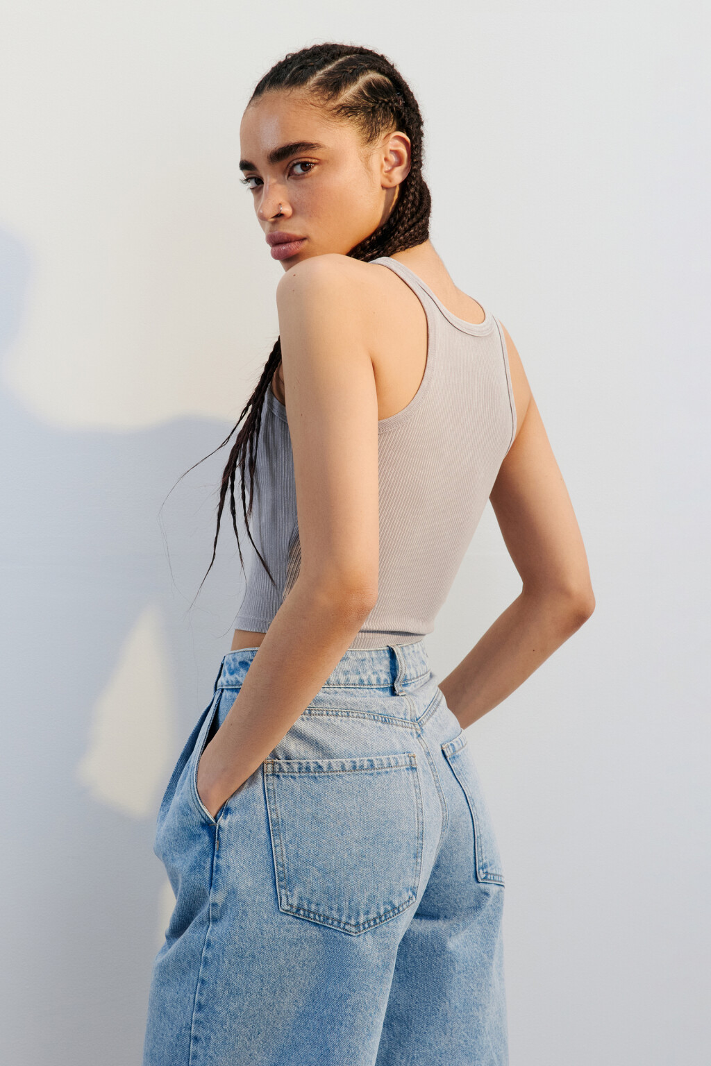 Майка-топ в рубчик на узких бретелях - цвет серый - 3