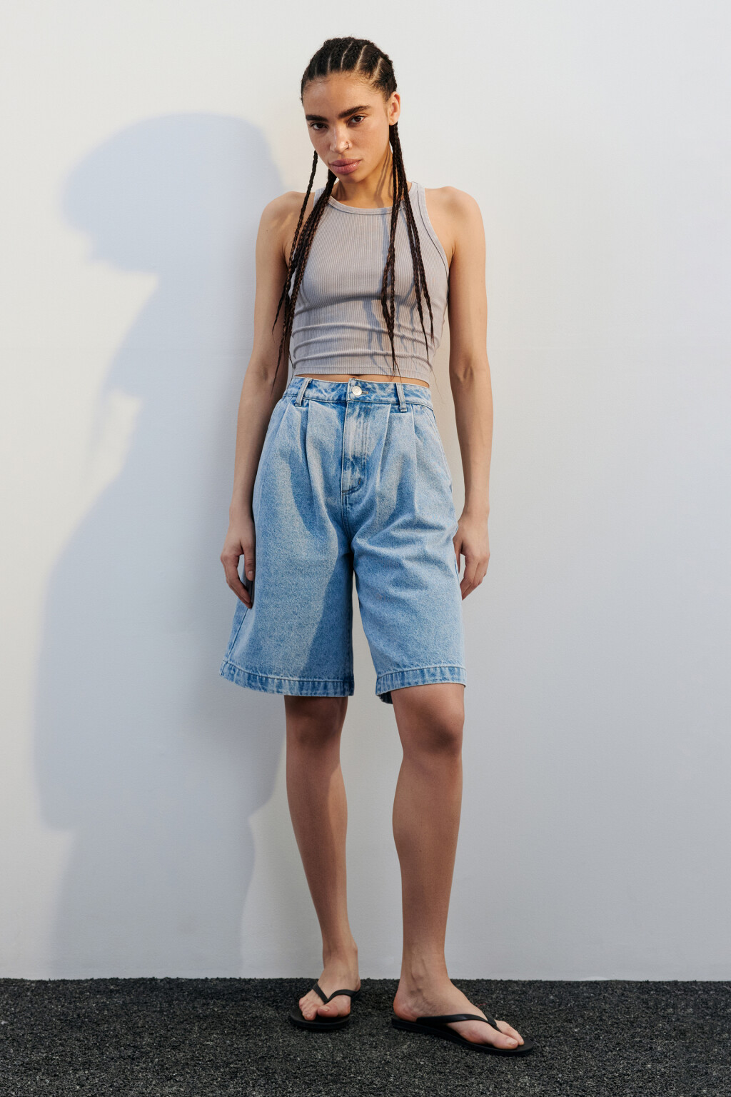 Майка-топ в рубчик на узких бретелях - цвет серый - 4