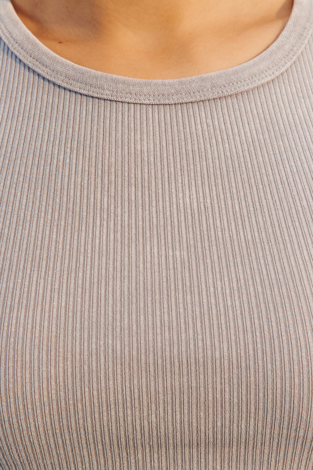 Майка-топ в рубчик на узких бретелях - цвет серый - 5