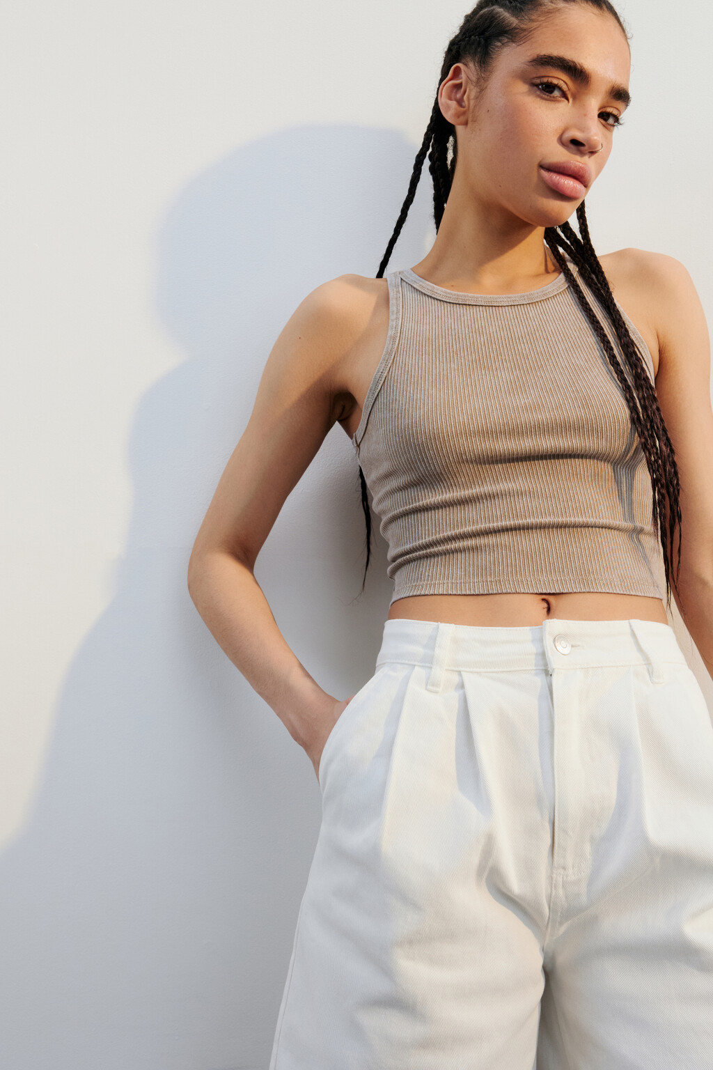 Майка-топ в рубчик на узких бретелях - цвет бежевый - 1