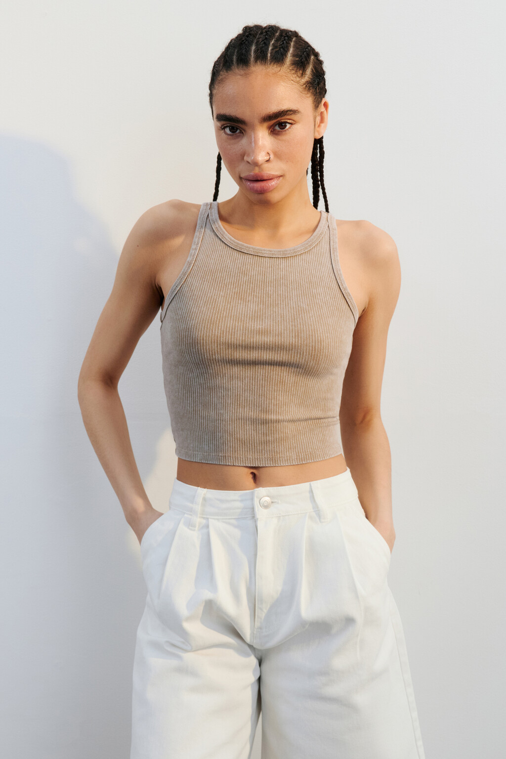 Майка-топ в рубчик на узких бретелях - цвет бежевый - 2