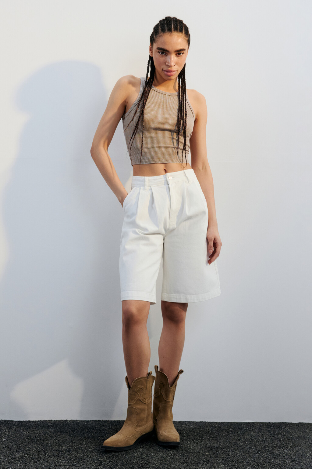 Майка-топ в рубчик на узких бретелях - цвет бежевый - 4