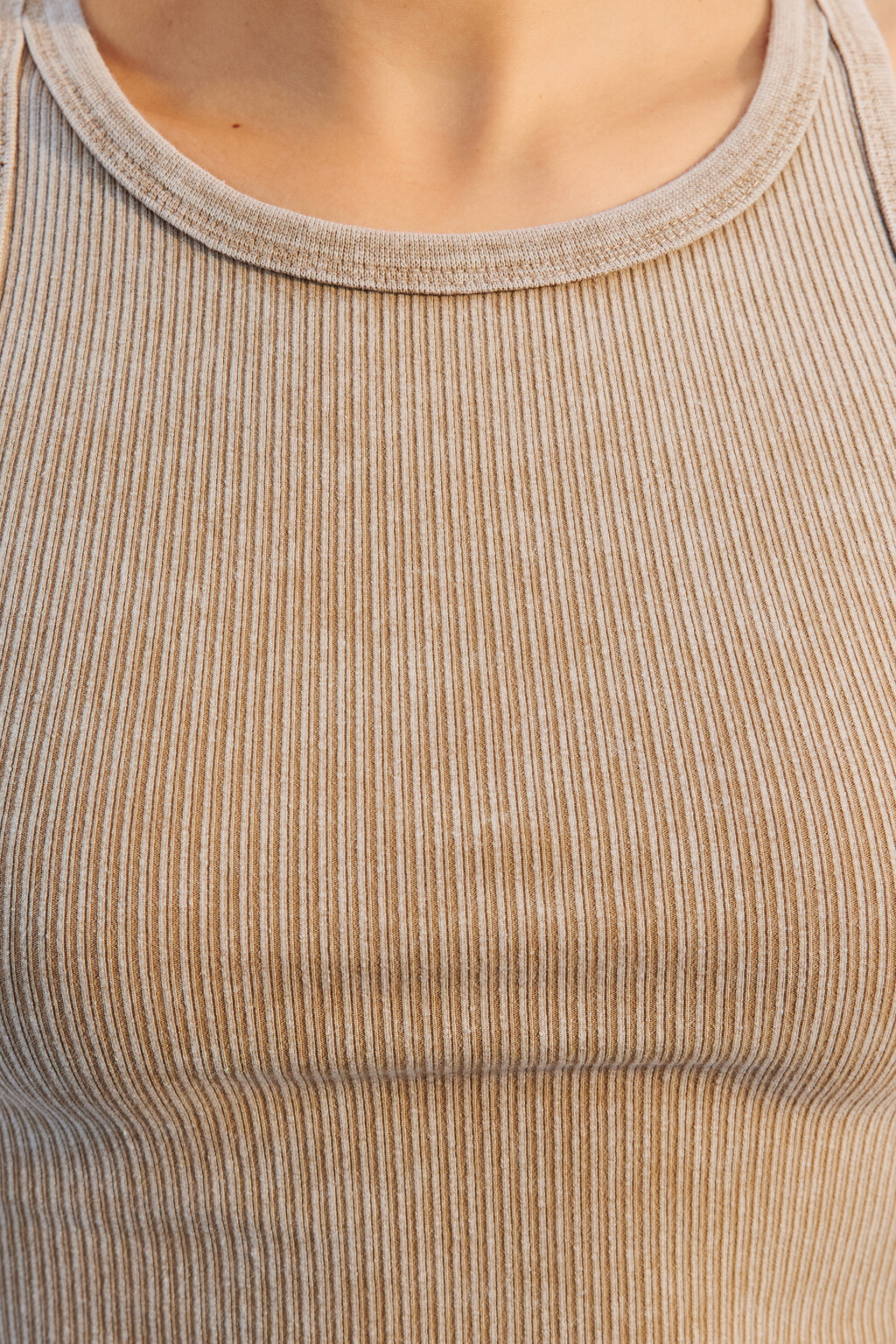 Майка-топ в рубчик на узких бретелях - цвет бежевый - 5