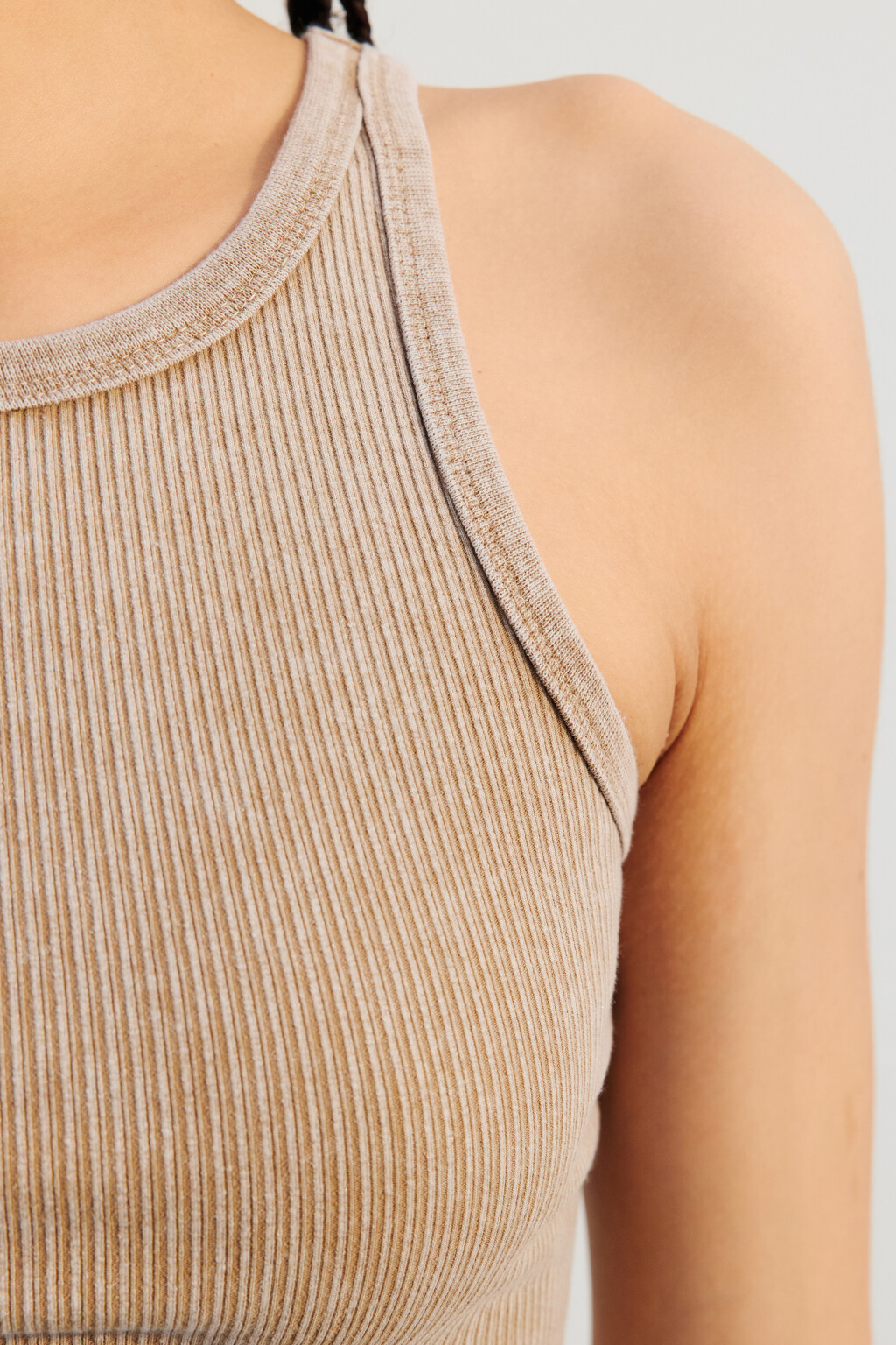 Майка-топ в рубчик на узких бретелях - цвет бежевый - 6