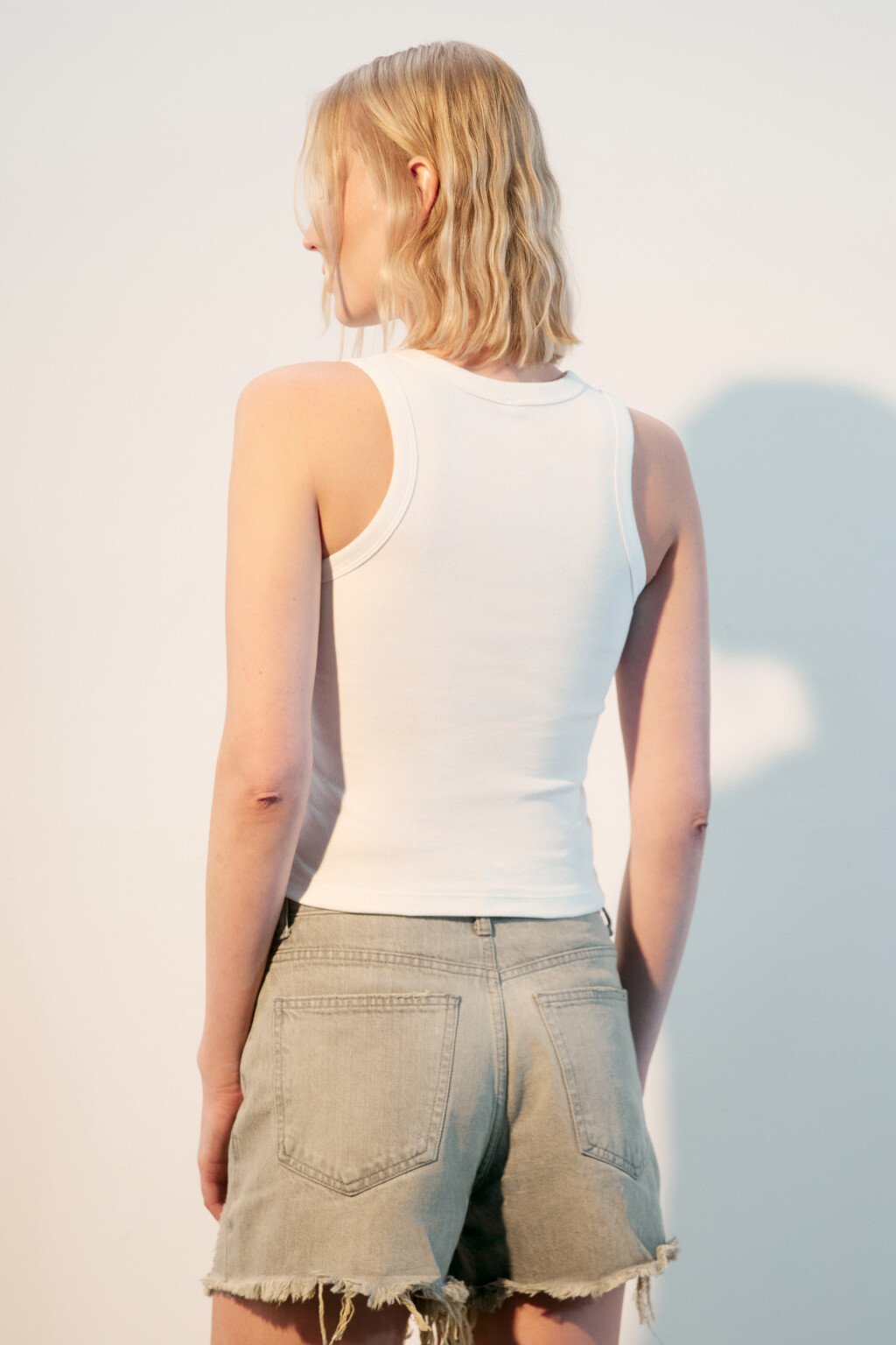 Майка в рубчик с металлическими заклепками - цвет белый - 3