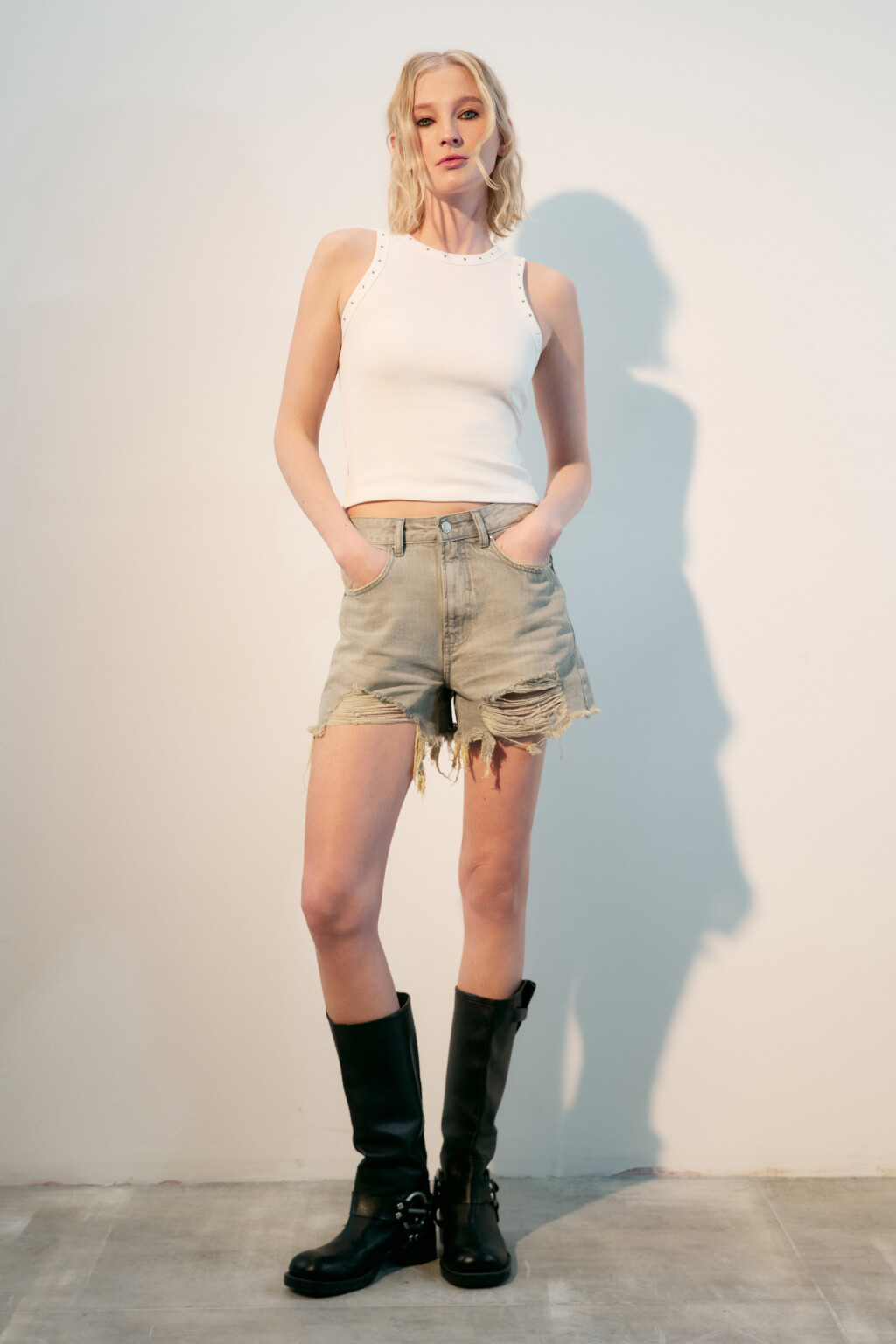 Майка в рубчик с металлическими заклепками - цвет белый - 4