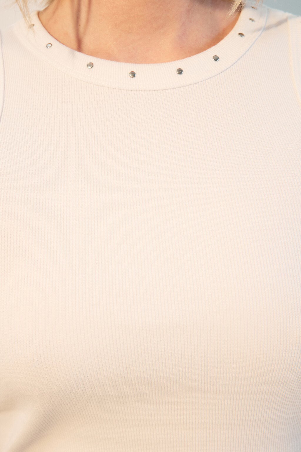 Майка в рубчик с металлическими заклепками - цвет белый - 5