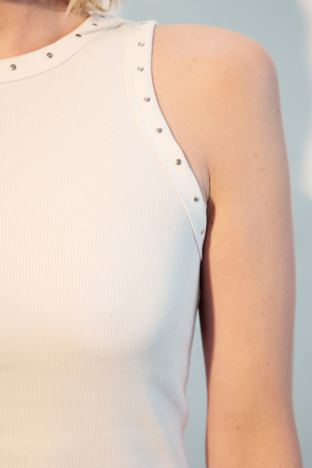 Майка в рубчик с металлическими заклепками - цвет белый - 6