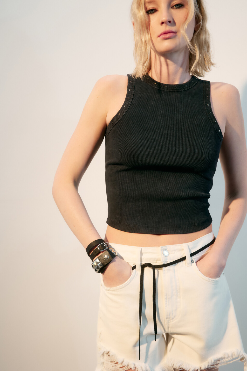 Майка в рубчик с металлическими заклепками - цвет серый - 1