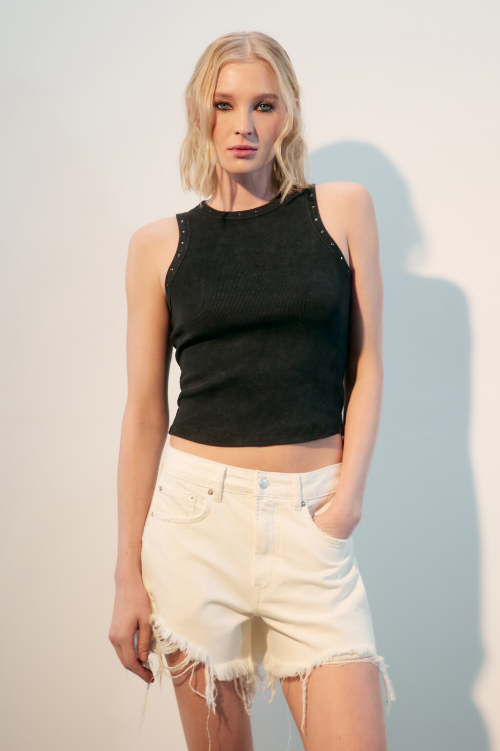 Майка в рубчик с металлическими заклепками - цвет серый - 2