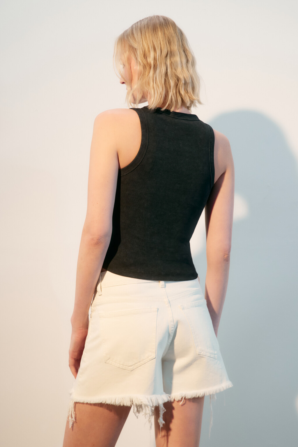 Майка в рубчик с металлическими заклепками - цвет серый - 3