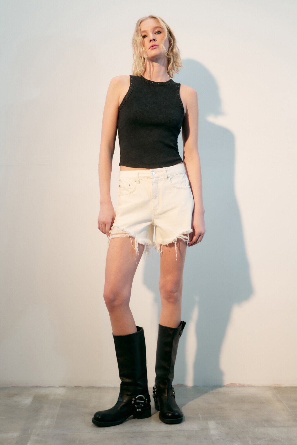 Майка в рубчик с металлическими заклепками - цвет серый - 4