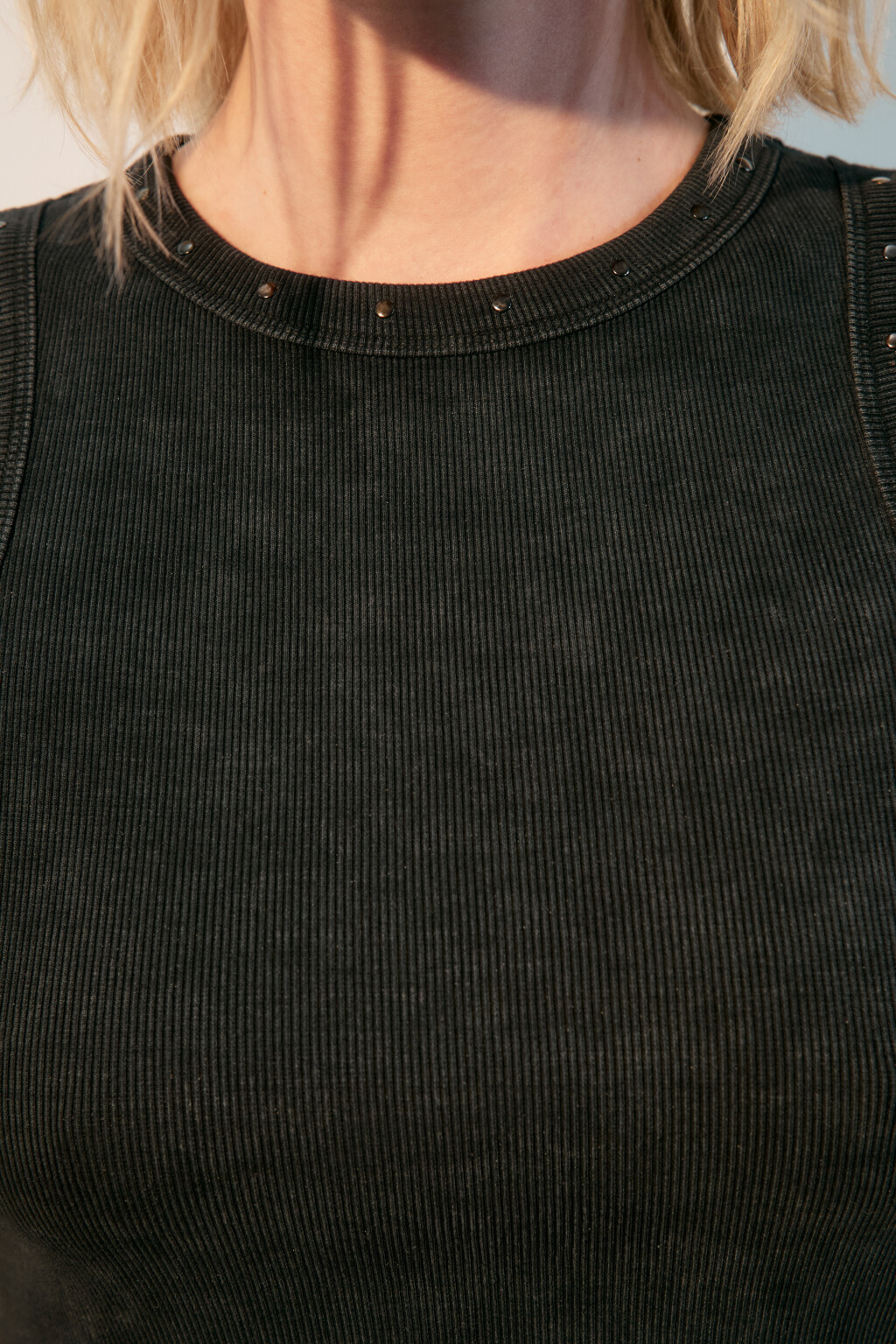 Майка в рубчик с металлическими заклепками - цвет серый - 5