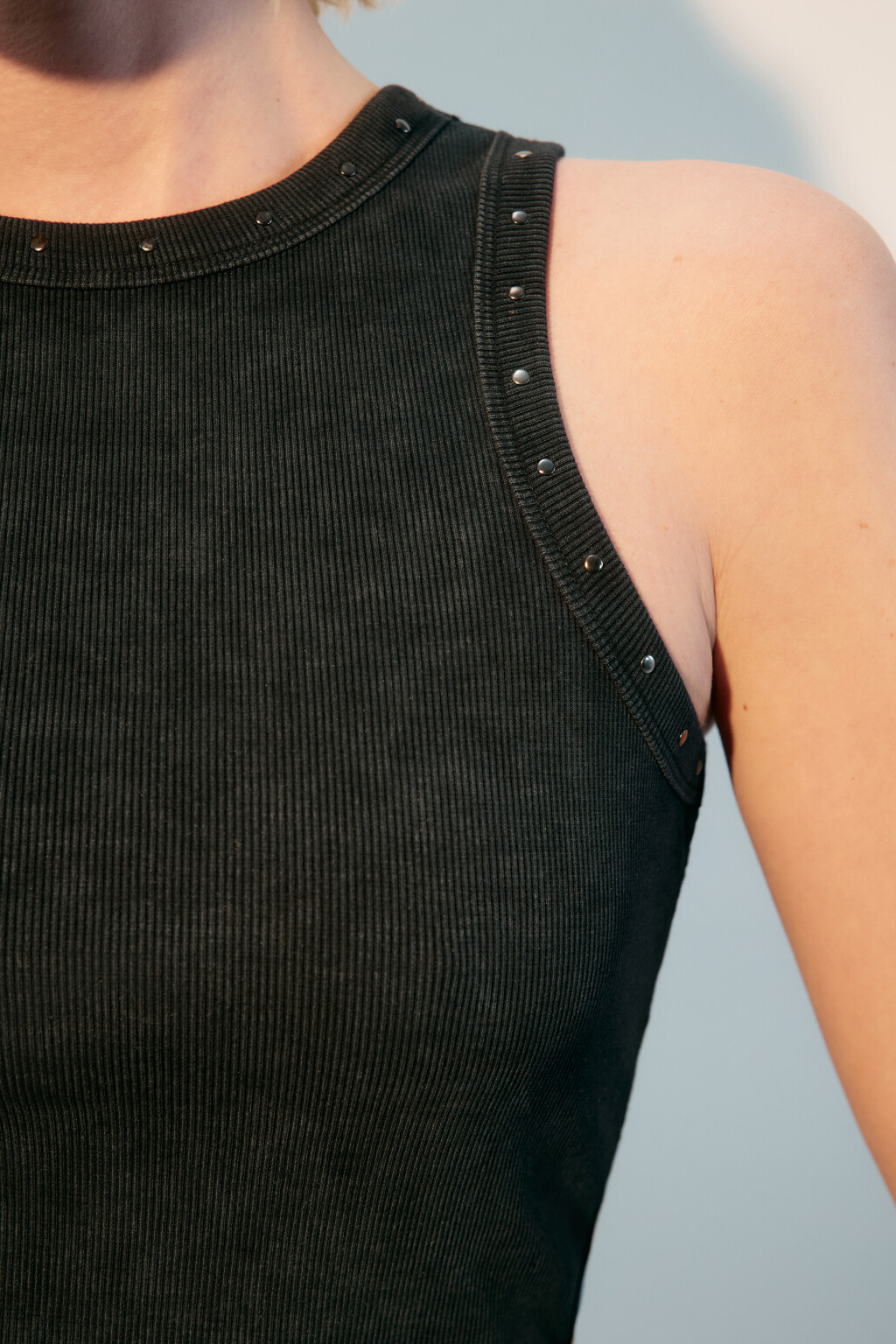 Майка в рубчик с металлическими заклепками - цвет серый - 6