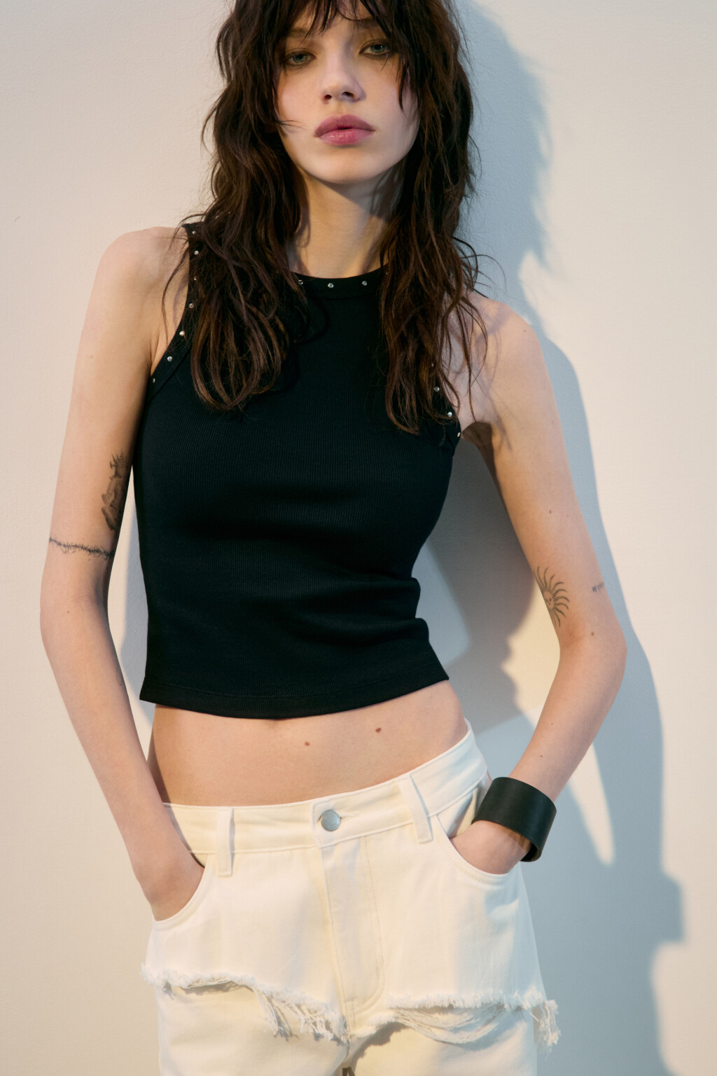 Майка в рубчик с металлическими заклепками - цвет черный - 1