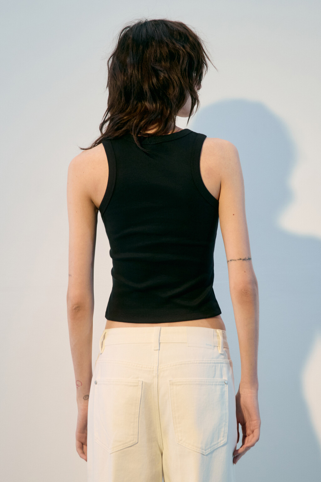 Майка в рубчик с металлическими заклепками - цвет черный - 3