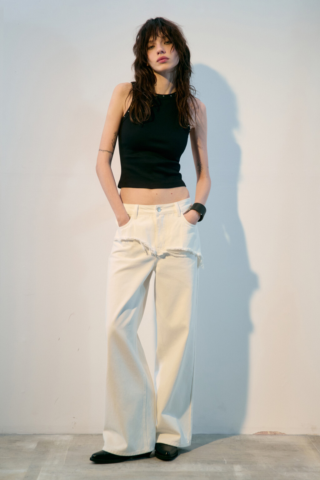 Майка в рубчик с металлическими заклепками - цвет черный - 4